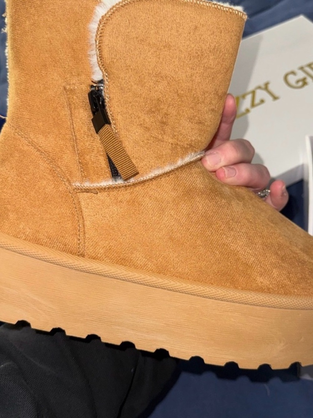 New Cozzy girl Size 9 Women’s Tan Suede Platform Boot with Side Zip